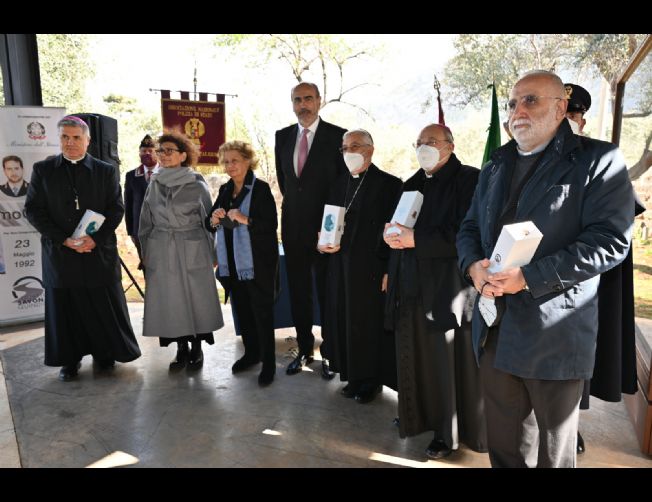 L'olio degli ulivi di Capaci consegnato ai vescovi siciliani