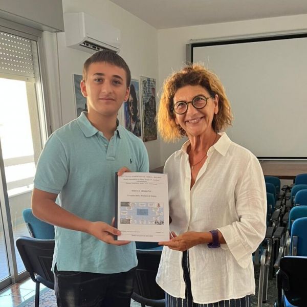 Il giovane Damiano D'Antona consegna la sua tesi a Tina in Associazione Qs15, Il giovane Damiano D'Antona consegna la sua tesi a Tina in Associazione Qs15