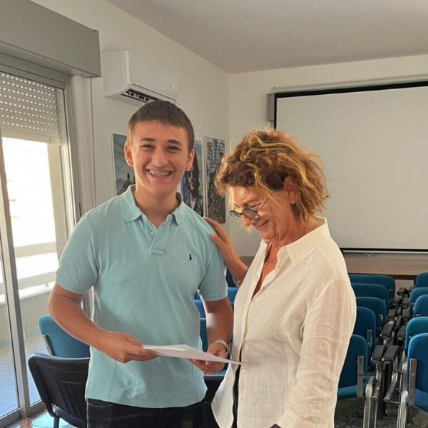 Il giovane Damiano D'Antona consegna la sua tesi a Tina in Associazione Qs15, Il giovane Damiano D'Antona consegna la sua tesi a Tina in Associazione Qs15