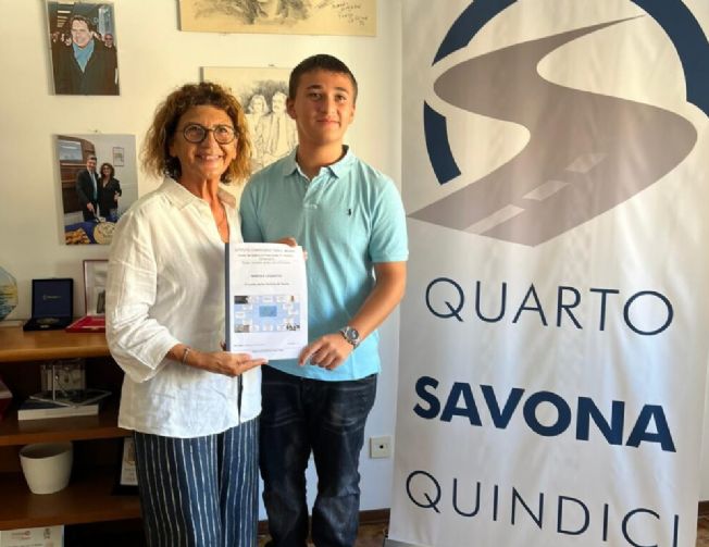 Il giovane Damiano D'Antona consegna la sua tesi a Tina in Associazione Qs15, Il giovane Damiano D'Antona consegna la sua tesi a Tina in Associazione Qs15