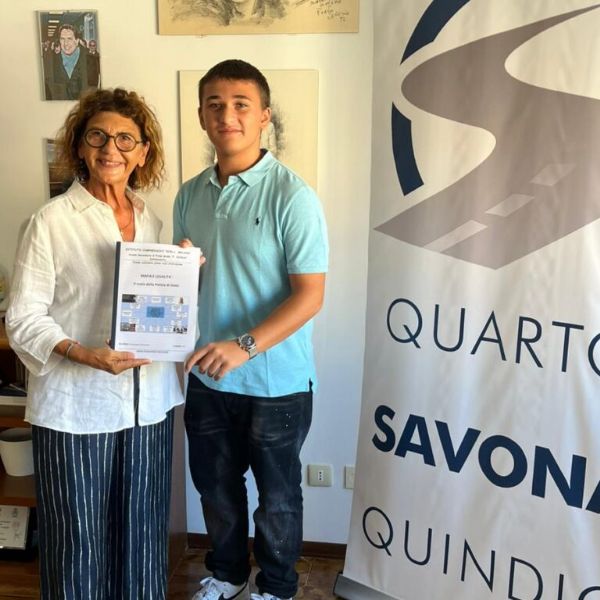 Il giovane Damiano D'Antona consegna la sua tesi a Tina in Associazione Qs15, Il giovane Damiano D'Antona consegna la sua tesi a Tina in Associazione Qs15